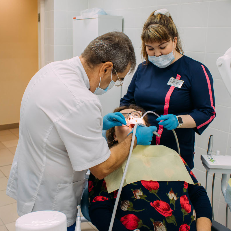Доктор Клоконос М.Е. оказывает стоматологическую помощь
